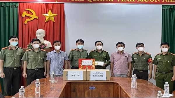 Cục Quản lý xuất nhập cảnh tặng quà Tết Công an các xã biên giới