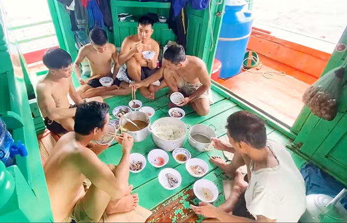 Những người đón xuân trên biển -0