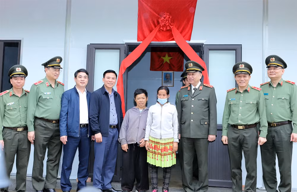 Những ngôi nhà ấm lòng dân bản -0