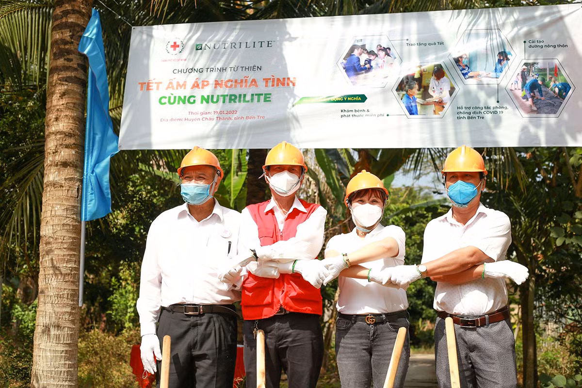 Nutrilite cùng hội chữ thập đỏ TP HCM khám bệnh miễn phí và trao quà cho 250 người dân -0