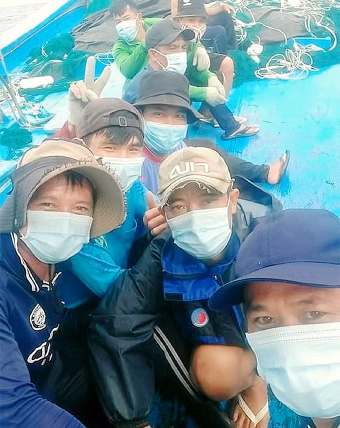Những người đón xuân trên biển -0
