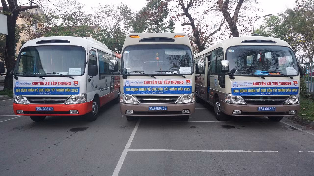Những chuyến xe yêu thương chở bệnh nhân nghèo về quê đón Tết -0
