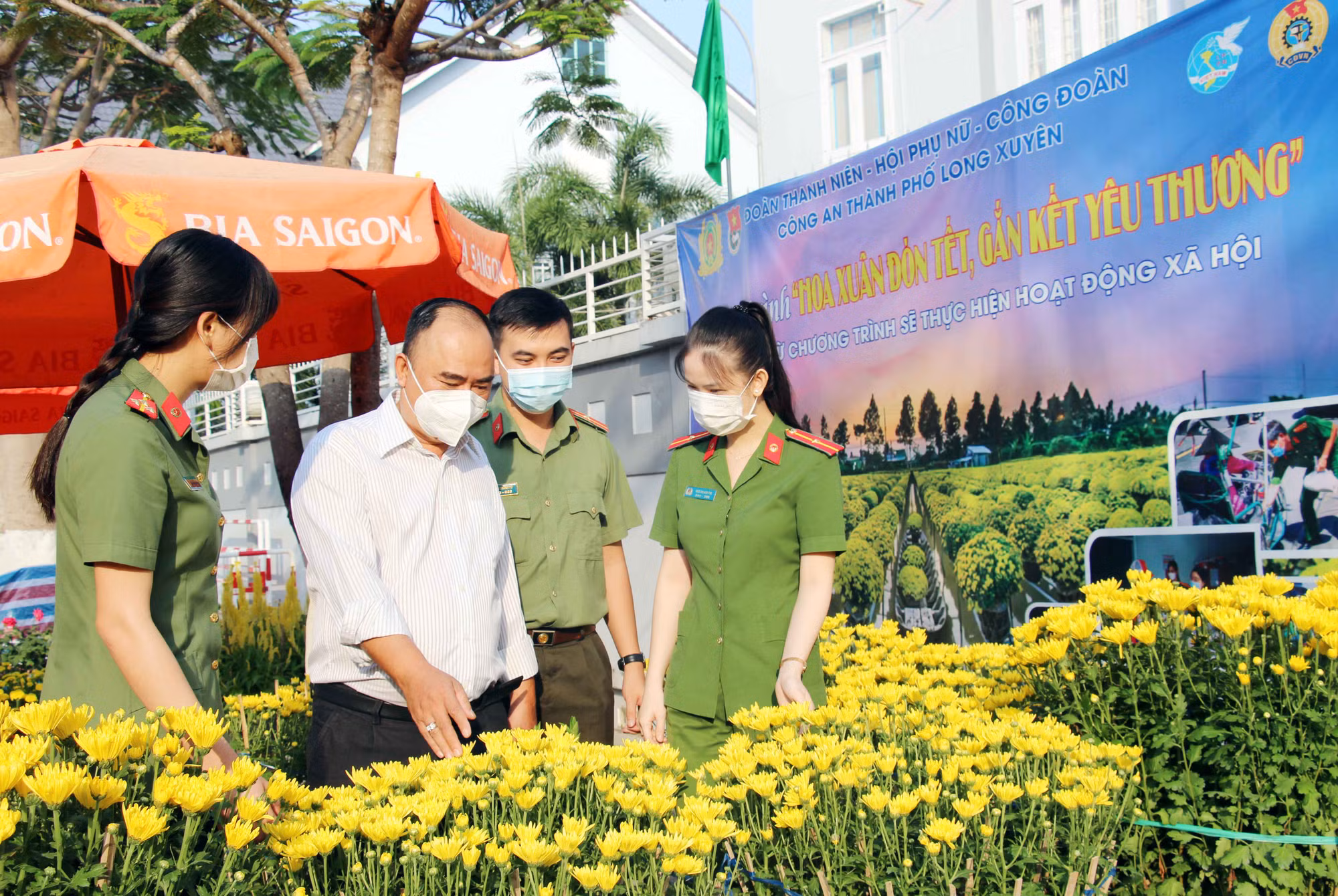 Lan tỏa tinh thần “tương thần tương ái” từ mô hình bán hoa, góp quỹ tặng quà Tết người nghèo -0