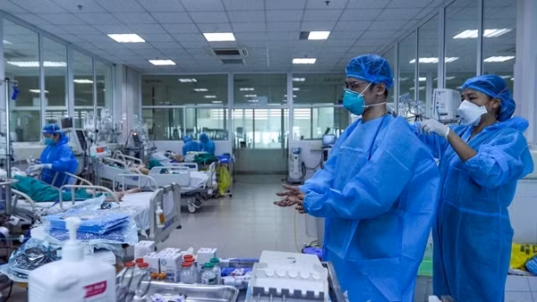 Cả nước giảm hơn 1.400 ca COVID-19, Hà Nội vẫn tăng số ca mắc ảnh 2