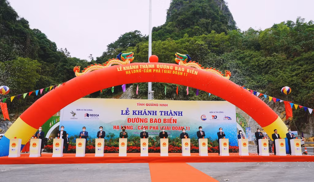 Thủ tướng cắt băng khánh thành cầu Tình Yêu và đường bao biển Quảng Ninh -0