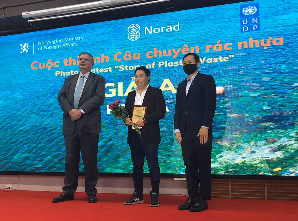 Trao giải Cuộc thi ảnh “Câu chuyện rác nhựa” và giới thiệu ứng dụng “Săn rác” -0