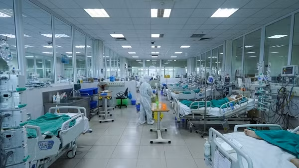 Cả nước giảm mạnh ca mắc COVID-19 trong ngày 29 Tết ảnh 2