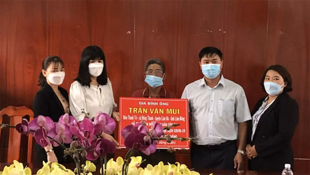 Bí thư Chi bộ tặng 74 triệu đồng giúp người dân nghèo đón Tết -0