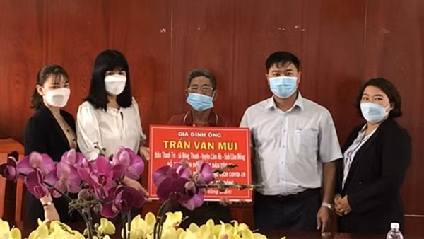Bí thư Chi bộ nặng lòng với đồng bào nghèo ảnh 2