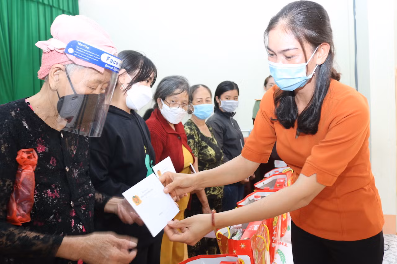 Góp chút quà Xuân với người dân Trà Vinh -0