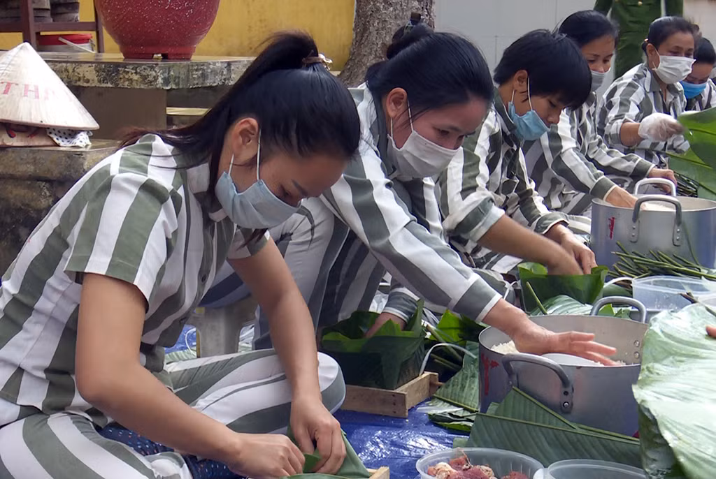 Trại giam Ninh Khánh công bố quyết định giảm án, tha tù đợt Tết Nguyên đán -1