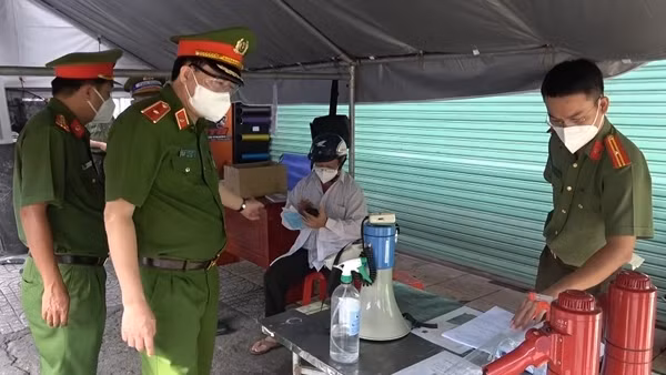 Công an TP Hồ Chí Minh tập huấn điều lệnh, quân sự, võ thuật ảnh 3