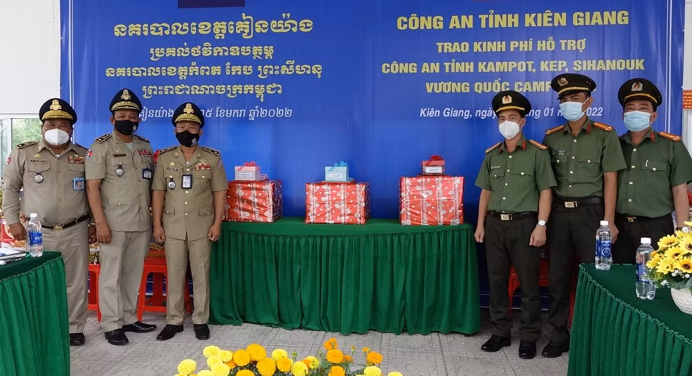 Công an tỉnh Kiên Giang trao kinh phí hỗ trợ các tỉnh bạn thuộc Campuchia -0