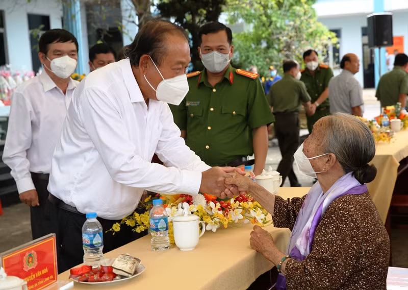 Nguyên Phó Thủ tướng thường trực Trương Hòa Bình trao tặng 600 phần quà Tết ở Bến Lức-Long An -0