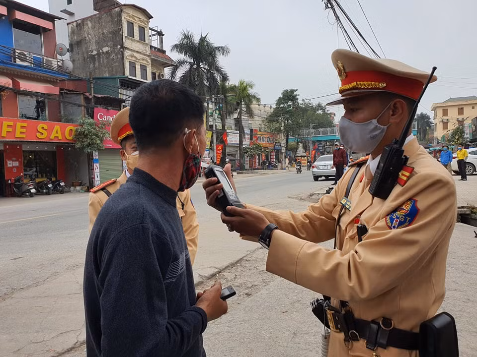 Uống rượu xong lái xe nhiều tài xế đi bộ về nhà vì bị giữ phương tiện -0