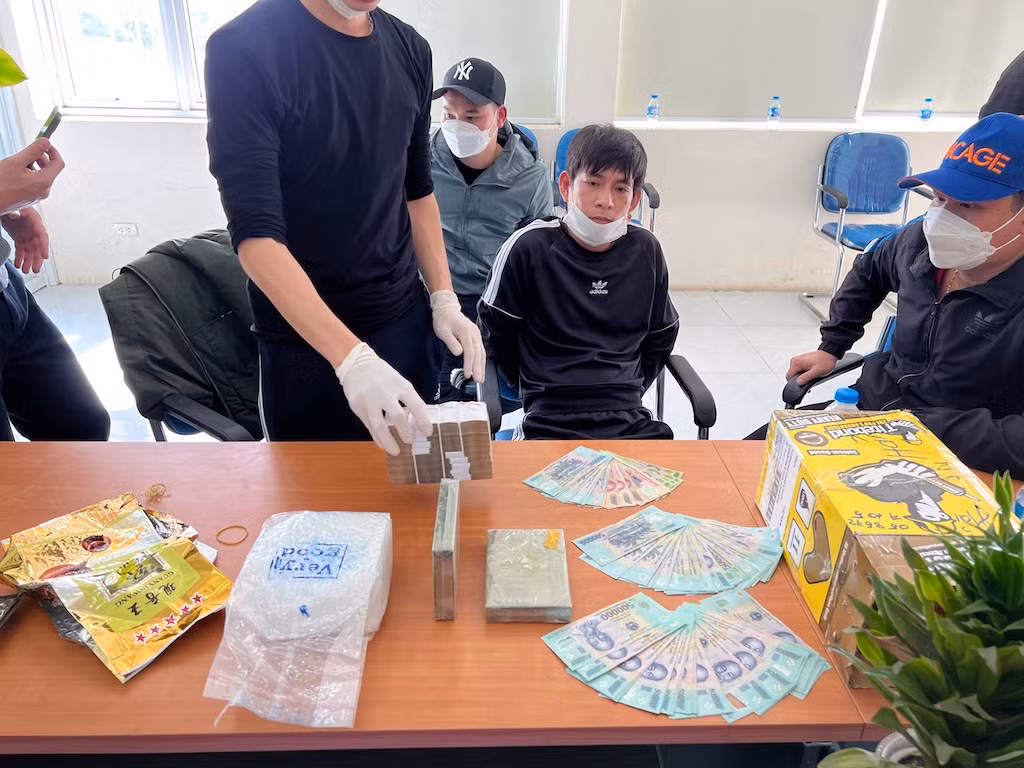 Bắt đối tượng thu giữ tang vật là 2 bánh heroin và 1 kg ma tuý đá. -0