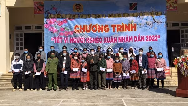 Đồng chí Phan Đình Trạc tặng quà Tết người dân miền núi Bắc Trà My ảnh 6