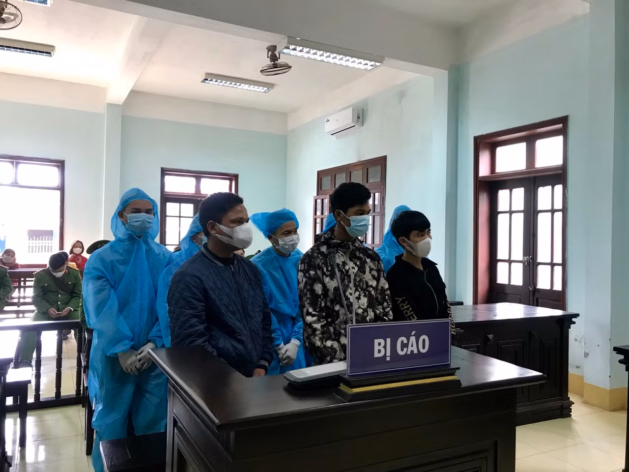 Các đối tượng gây rối làm 5 cán bộ, chiến sĩ công an bị thương, hầu tòa -0
