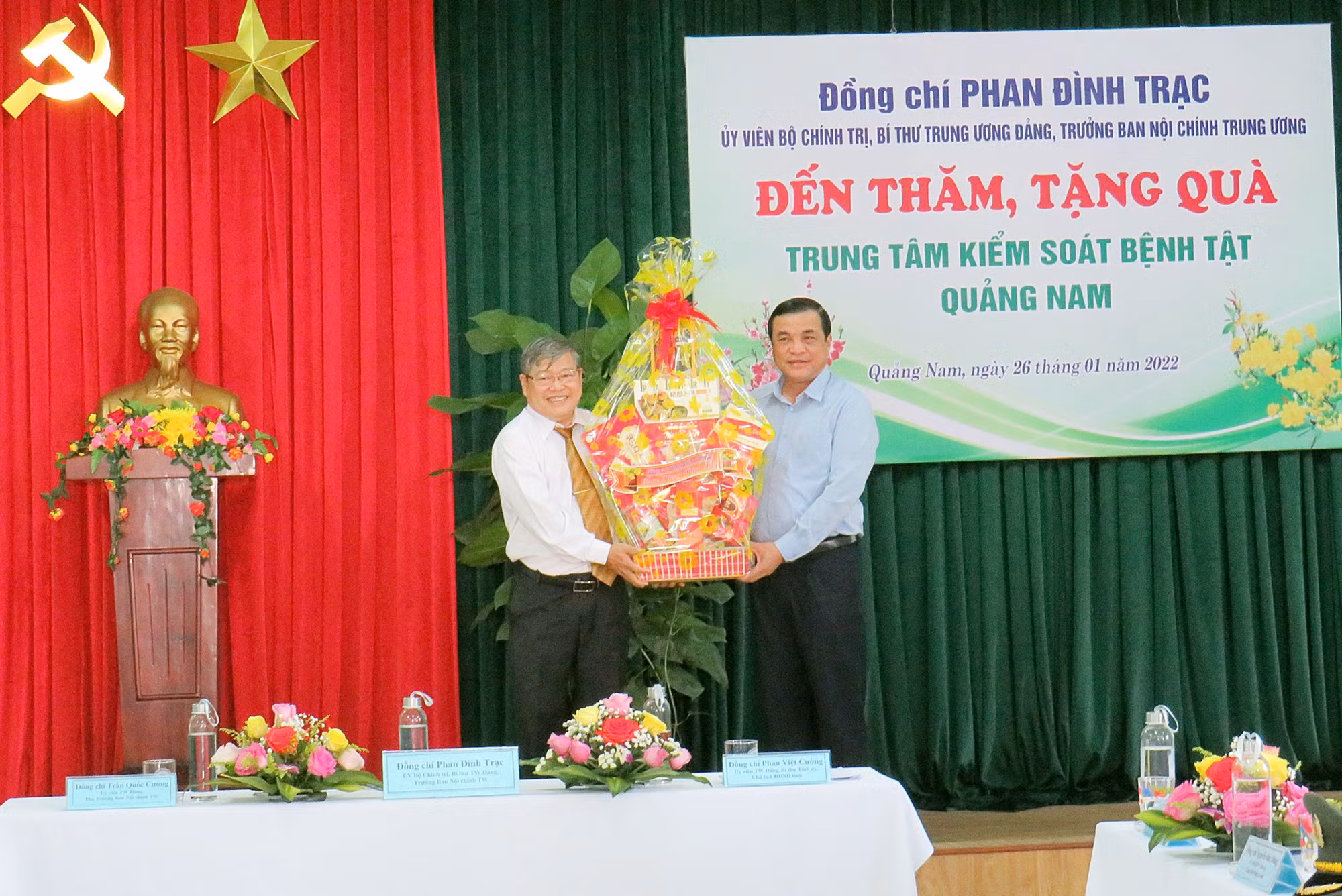 Tặng quà Tết cho lực lượng tuyến đầu và người lao động gặp khó khăn do đại dịch COVID-19 -0