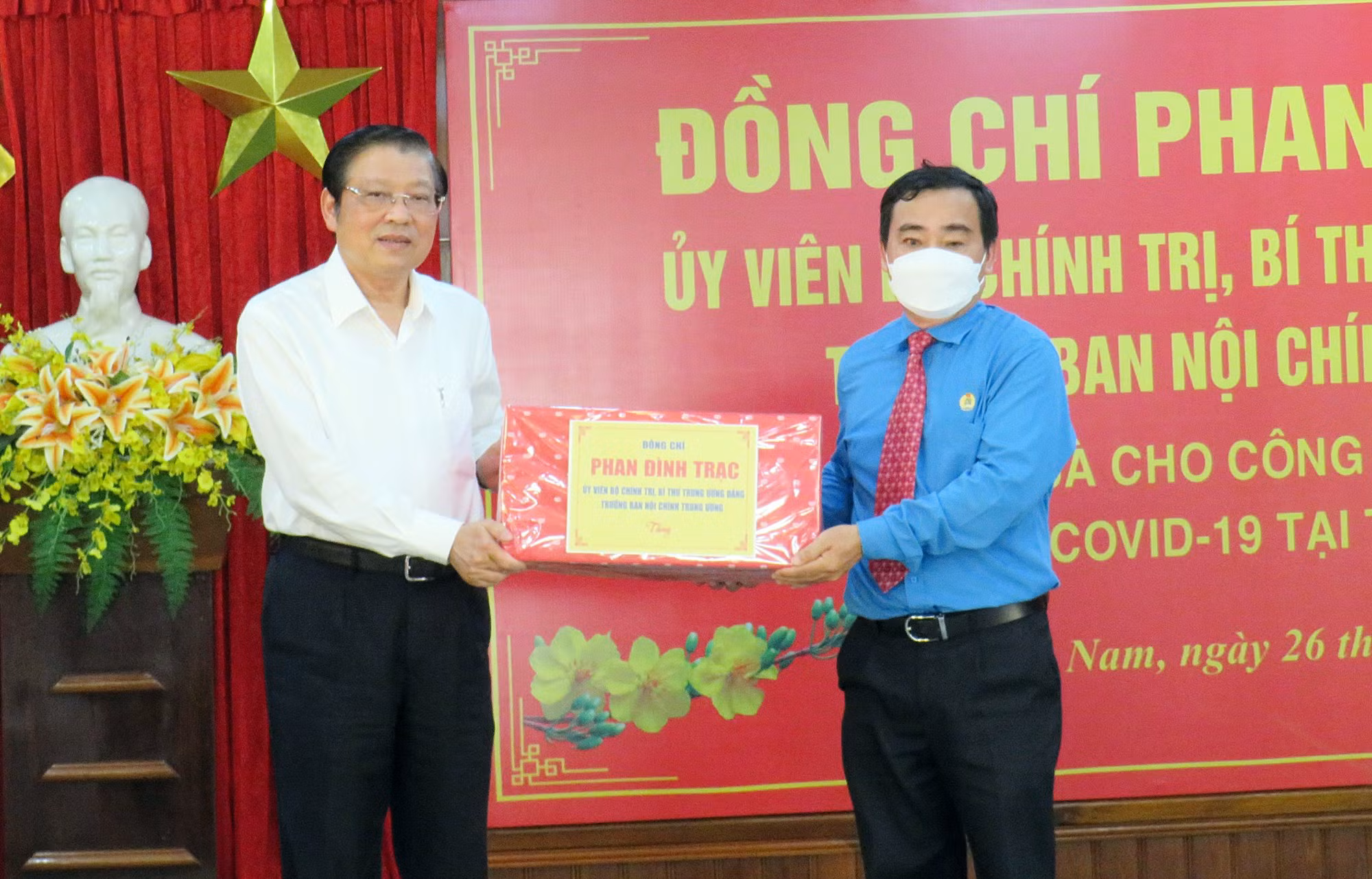 Tặng quà Tết cho lực lượng tuyến đầu và người lao động gặp khó khăn do đại dịch COVID-19 -0