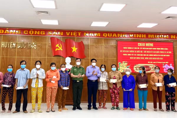 Đồng chí Lê Tấn Tới trao 200 phần quà Tết cho bà con Long An -0