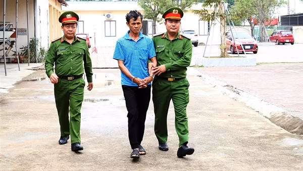 Giao cấu làm cháu bé hơn 14 tuổi mang thai rồi bỏ trốn lên rừng làm nương, rẫy