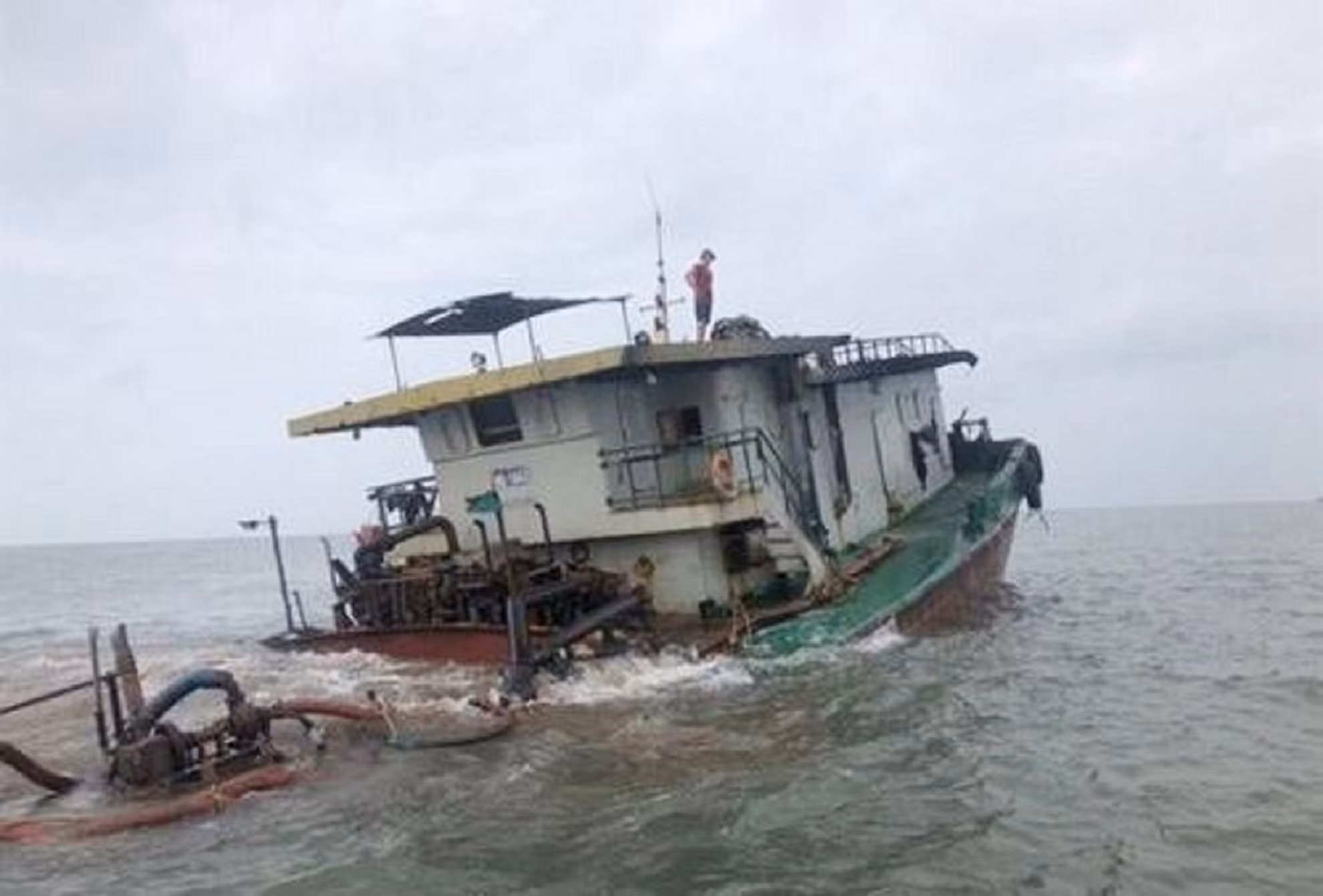 Tàu chìm trên biển, 5 thuyền viên được cứu -0