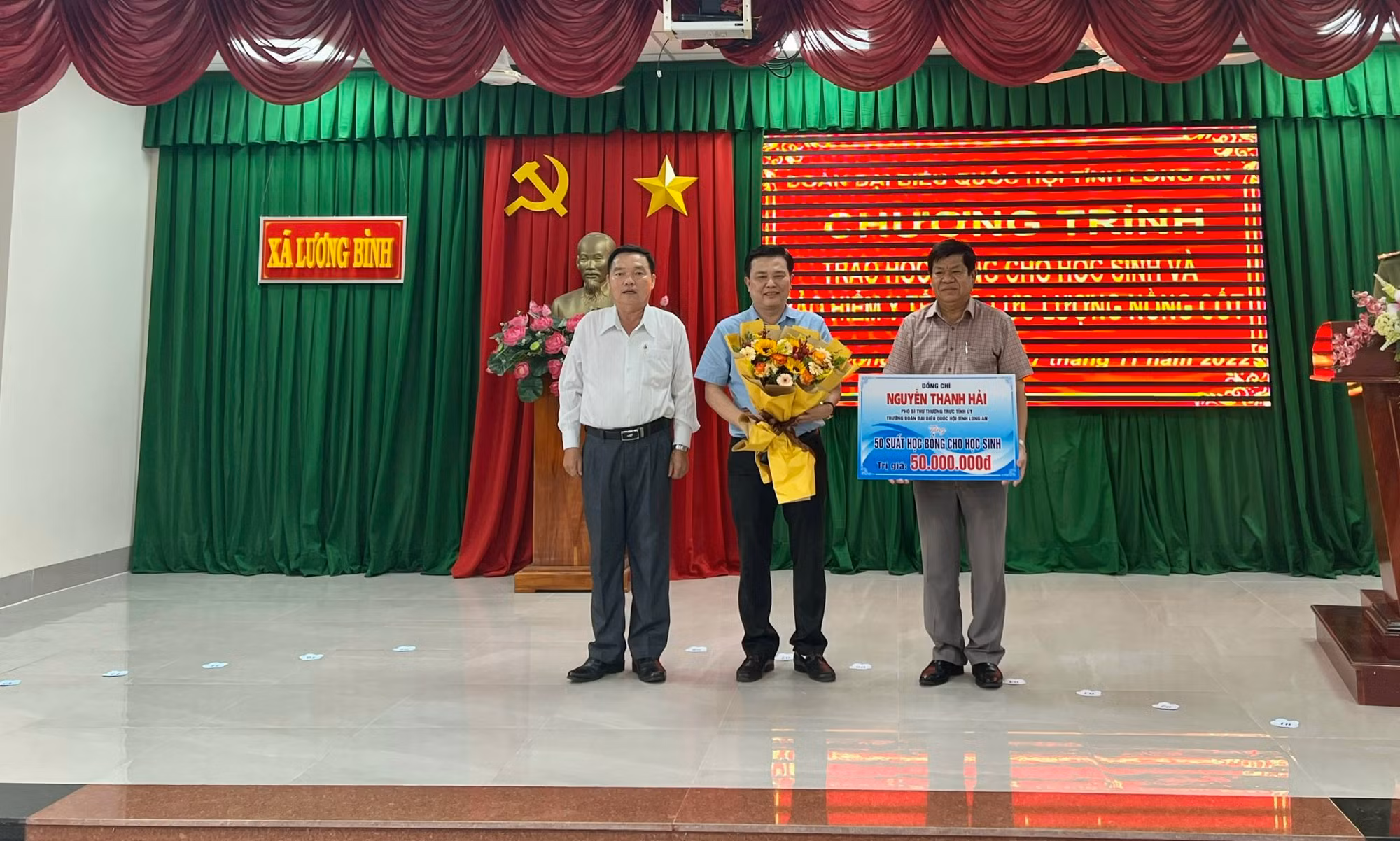 Đoàn đại biểu Quốc hội tỉnh Long An trao học bổng cho học sinh ở Bến Lức, Long An -1