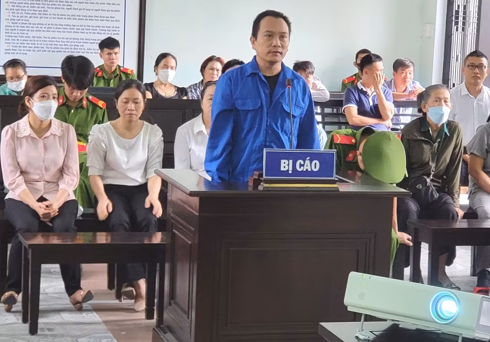 Thu tiền không nộp quỹ và lập khống hợp đồng vay vốn, Chủ tịch HĐQT Quỹ tín dụng lãnh 18 năm 6 tháng tù -0