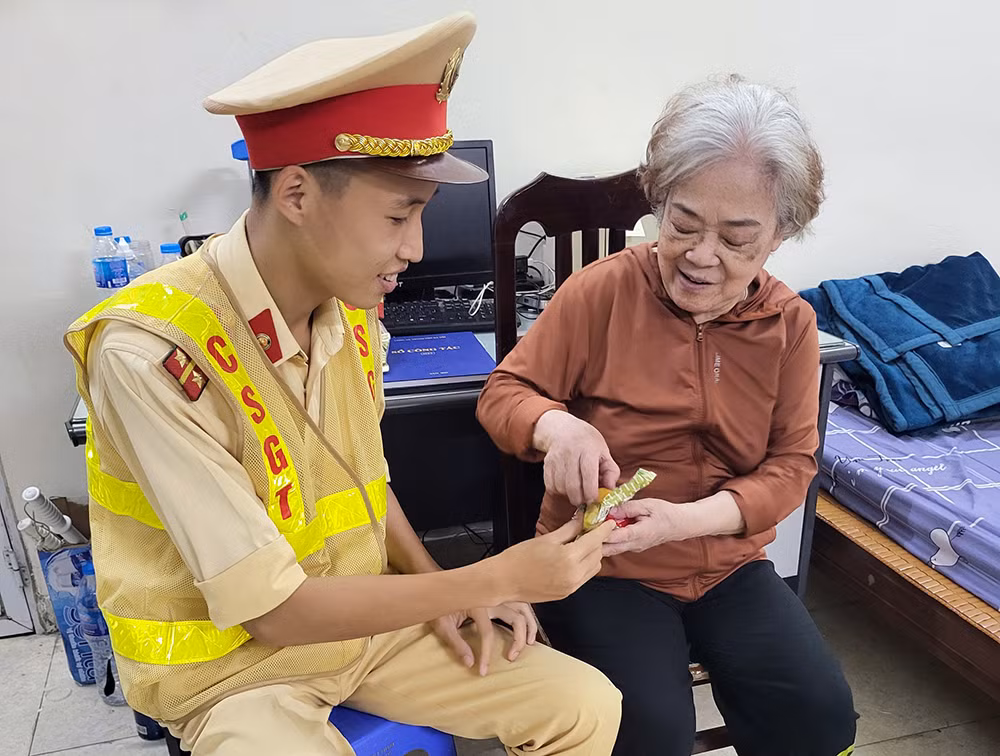 CSGT đưa cụ bà 74 tuổi bị lẫn đi lạc về nhà -0