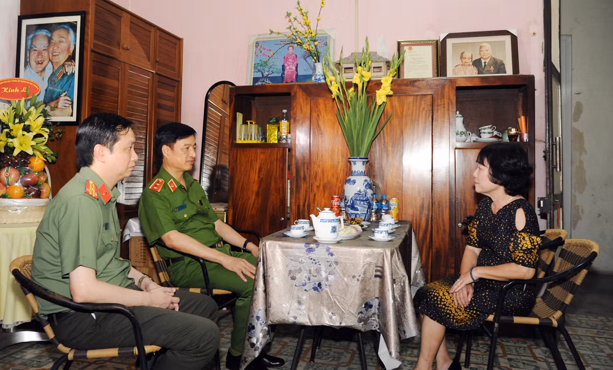 Lãnh đạo Bộ Công an thăm hỏi gia đình đồng chí cố Giám đốc Nha Công an Trung ương Lê Giản -0