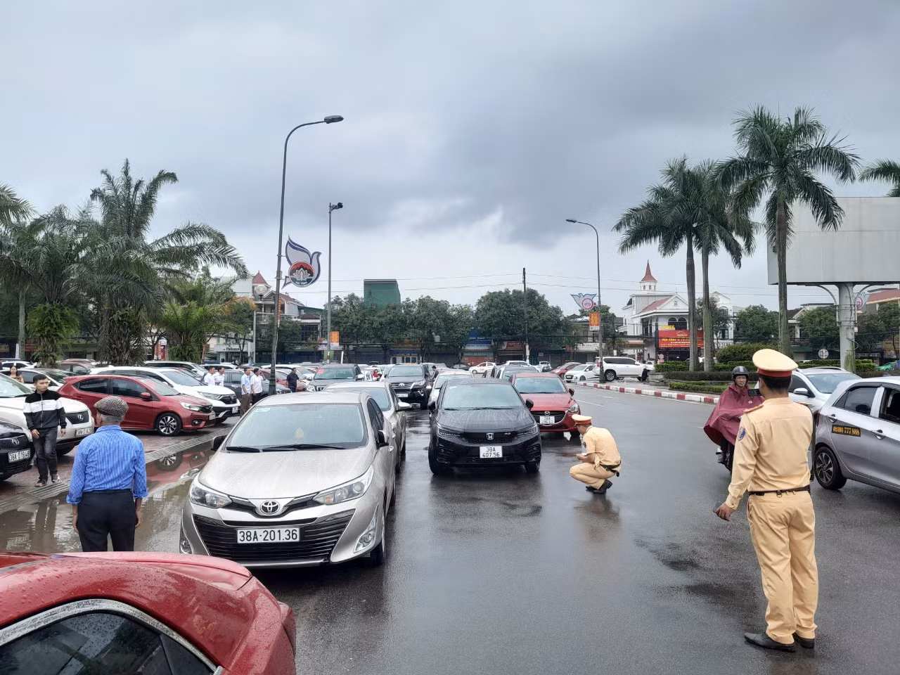 Dán thông báo phạt nguội phương tiện đậu, đỗ sai quy định -0