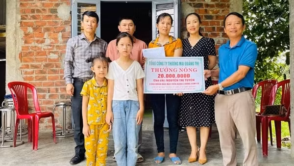 Khen thưởng người phụ nữ nhặt được túi vàng trả người đánh rơi