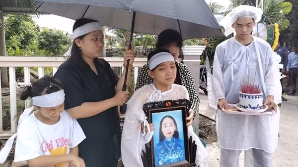 Đắng lòng những giọt nước mắt trong đám tang thiếu phụ bị đánh chết tại khách sạn