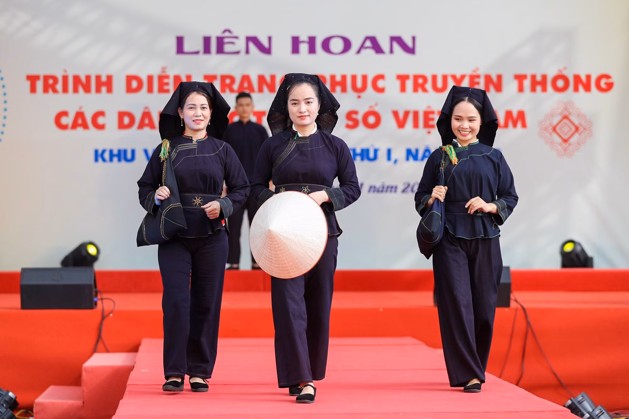 Chiêm ngưỡng trang phục truyền thống của các dân tộc Việt Nam -2