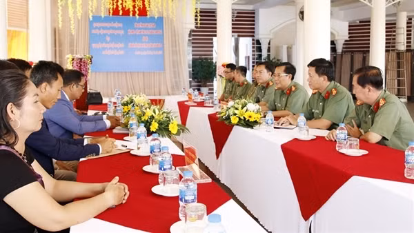 Công an An Giang gặp gỡ, thăm hỏi Hội Khmer - Việt Nam 2 tỉnh TaKeo và Kandal - Campuchia