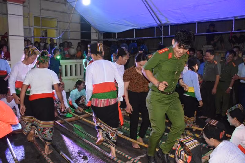 Công an huyện Thường Xuân giao lưu văn hóa, văn nghệ, tăng cường gắn kết với nhân dân.