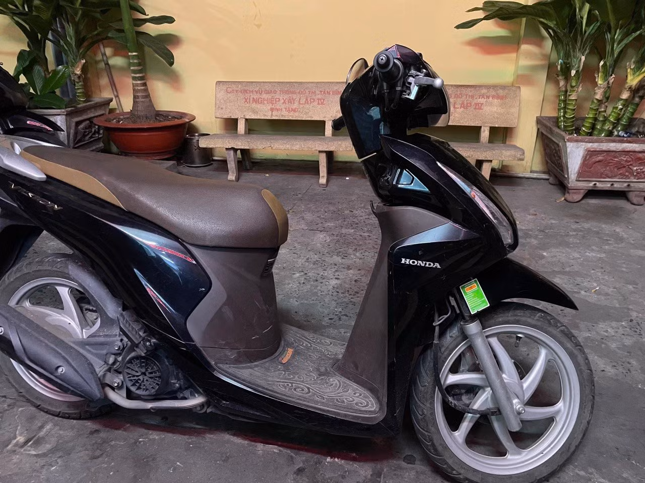 Kẹt tiền ăn chơi, xách dao khống chế phụ nữ cướp xe -0