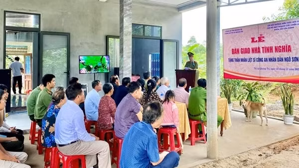 Trao nhà tình nghĩa tặng thân nhân liệt sĩ CAND
