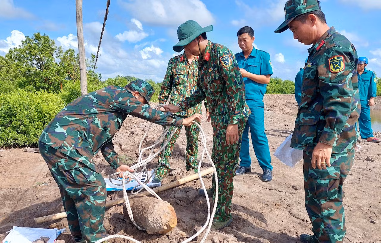 Trà Vinh thu gom, xử lý quả bom 112 kg tại huyện Duyên Hải -0