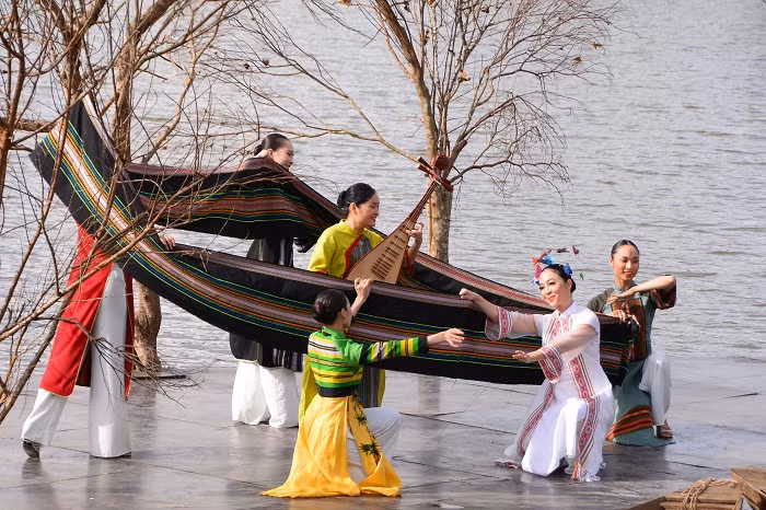 Tơ lụa, thổ cẩm Tây Nguyên tung bay trên hồ Xuân Hương -0