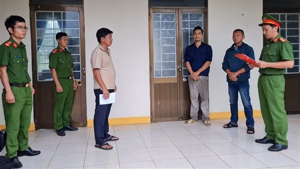 Bắt giam một đối tượng thuê nhân công phá rừng