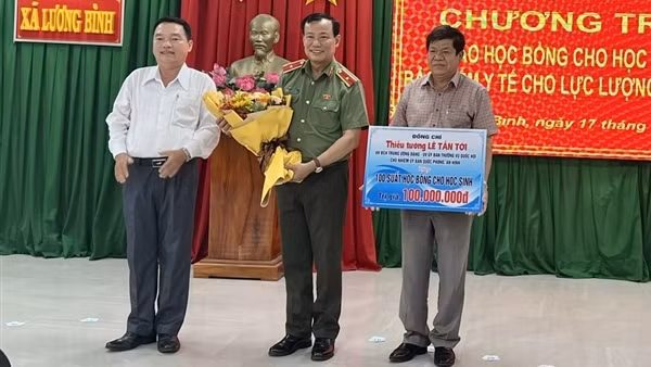 Đoàn đại biểu Quốc hội tỉnh Long An trao học bổng cho học sinh