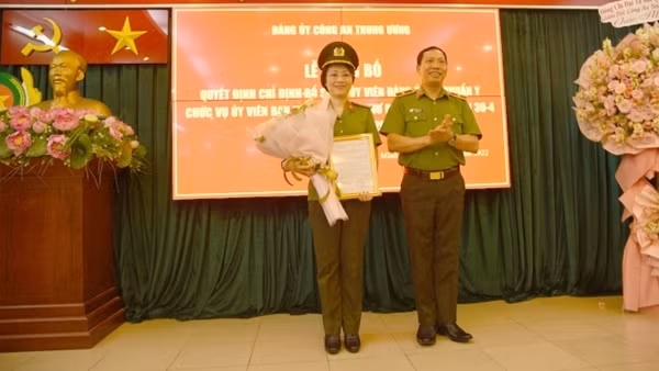 Công bố và trao quyết định Bí thư Đảng ủy Bệnh viện 30-4