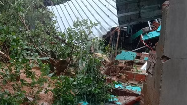 Mưa lớn cuốn trôi đất đá xô sập vách tường, hai người bị thương