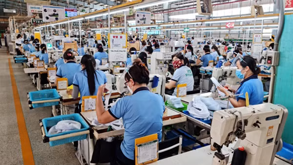 Nhọc nhằn công nhân lo Tết sớm…