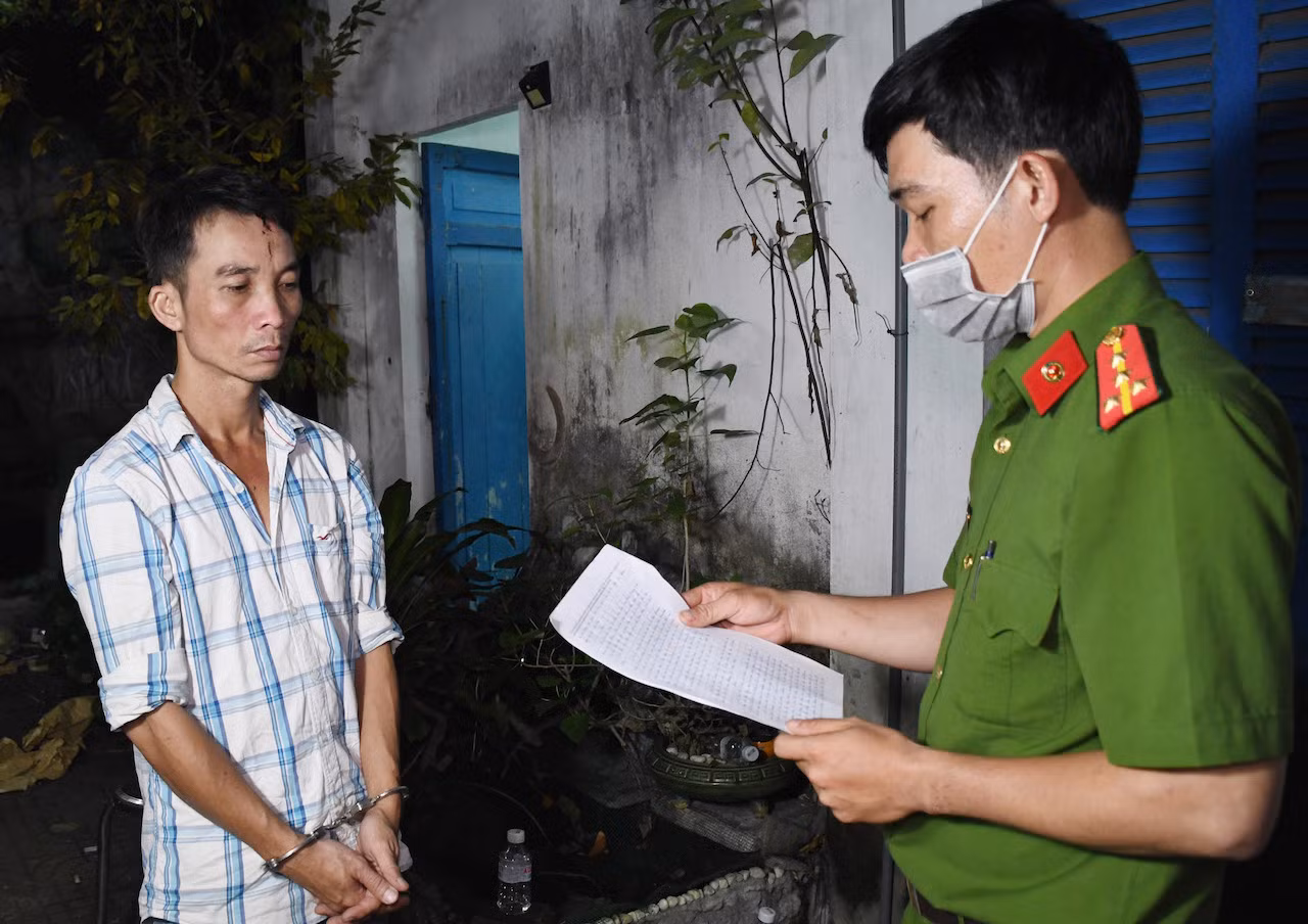 Nam thanh niên tàng trữ ma túy và một số loại vũ khí -0