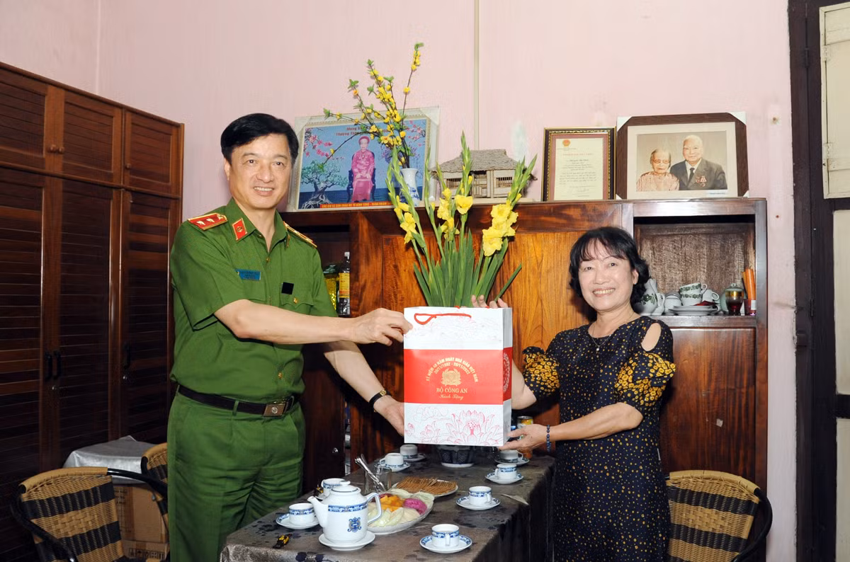 Lãnh đạo Bộ Công an thăm hỏi gia đình đồng chí cố Giám đốc Nha Công an Trung ương Lê Giản -0