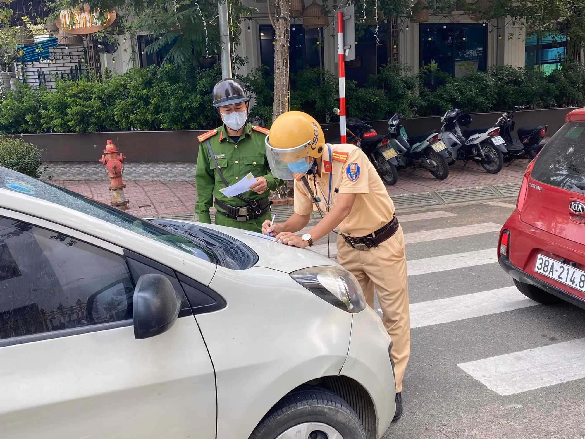Dán thông báo phạt nguội phương tiện đậu, đỗ sai quy định -0