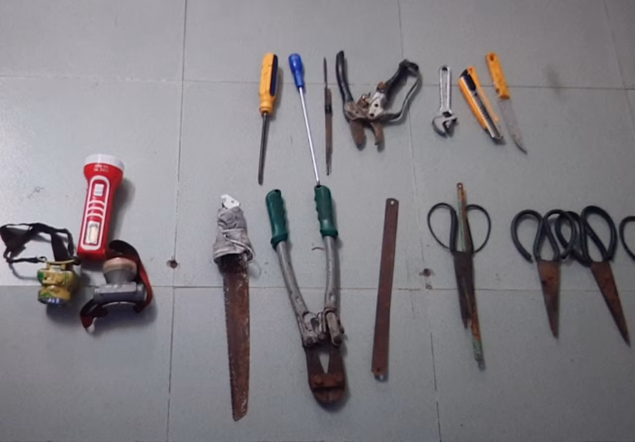 Tạm giữ hình sự&nbsp;cặp vợ chồng cùng 4 đối tượng trộm cáp viễn thông -0